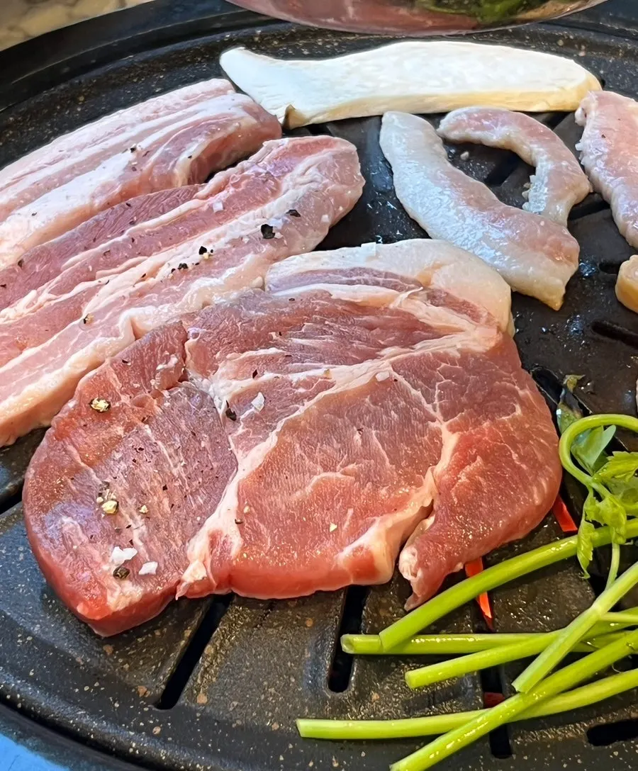 Thick-cut grilled pork neck