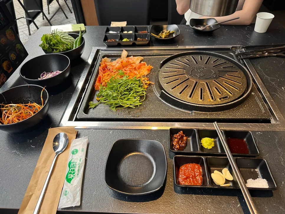 Cham Dwaejitgan's grill split into a grilling section and a warming section