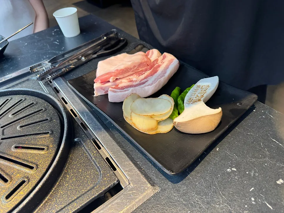 Kimchi and accompanying vegetables placed on the grill