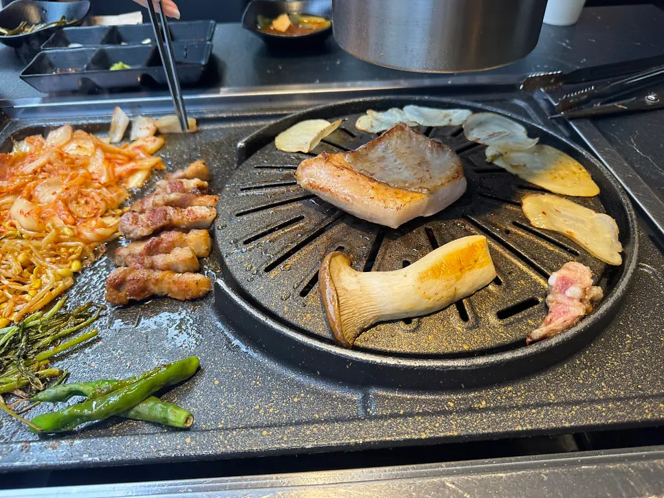 Pork belly grilled with kimchi and bean sprouts