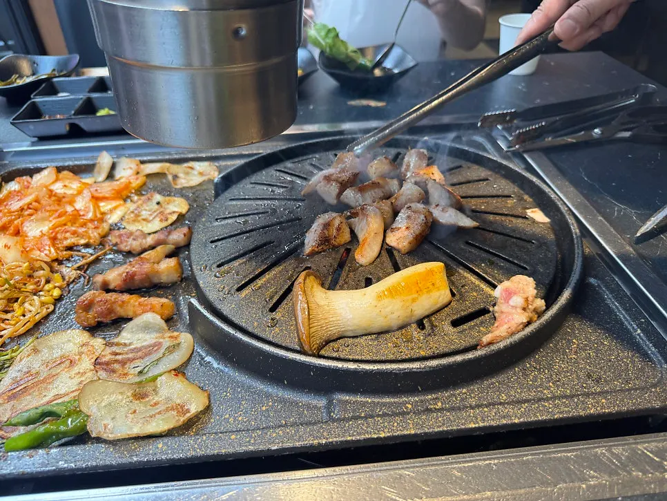 Pork belly grilled together with minari