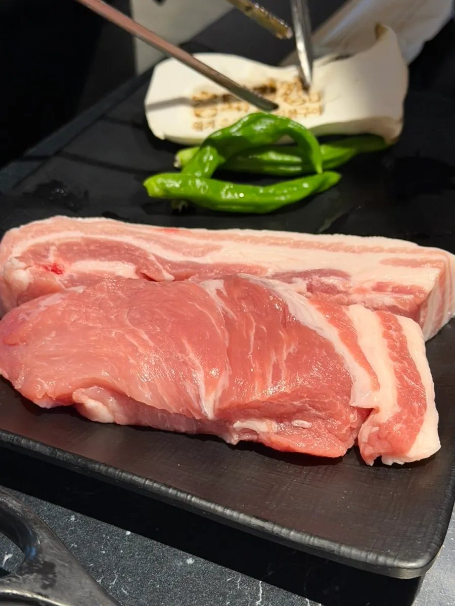 Boseong Nokdon pork belly and black pork neck with king oyster mushrooms and gochu peppers