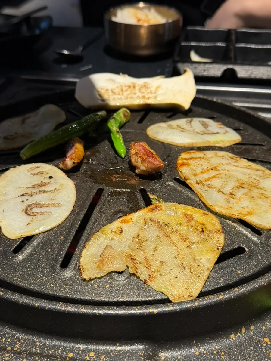 Meat eaten together with grilled minari