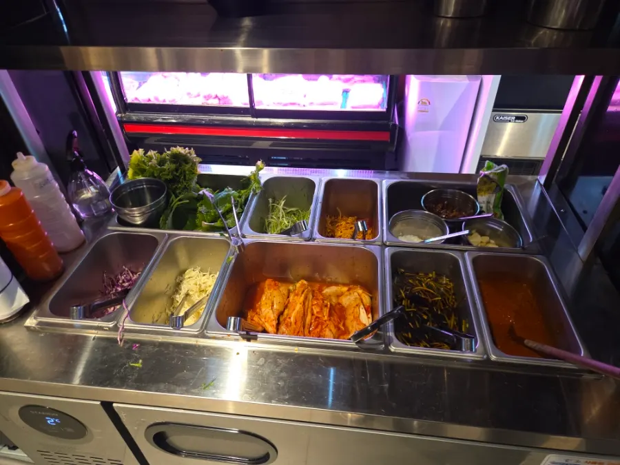 Side dishes and sauces served with pork belly