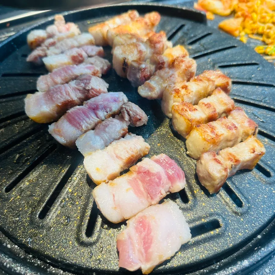 불판 위 감자와 콩나물 구이