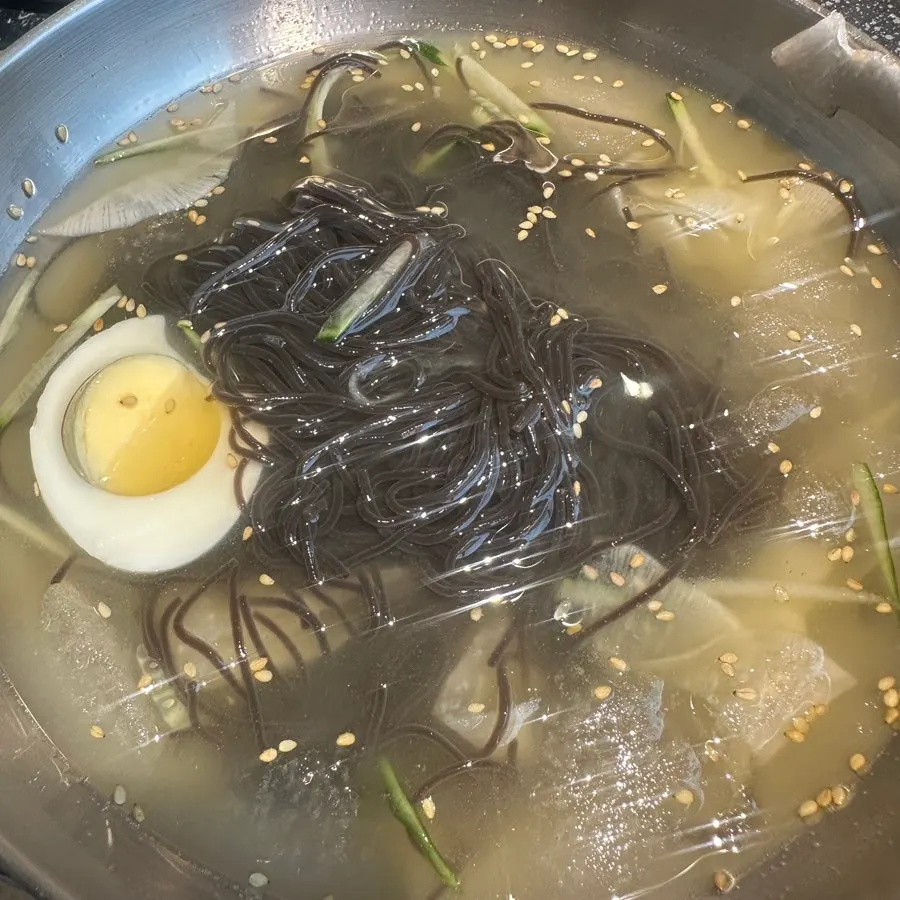 고기와 식사 메뉴가 함께 차려진 테이블