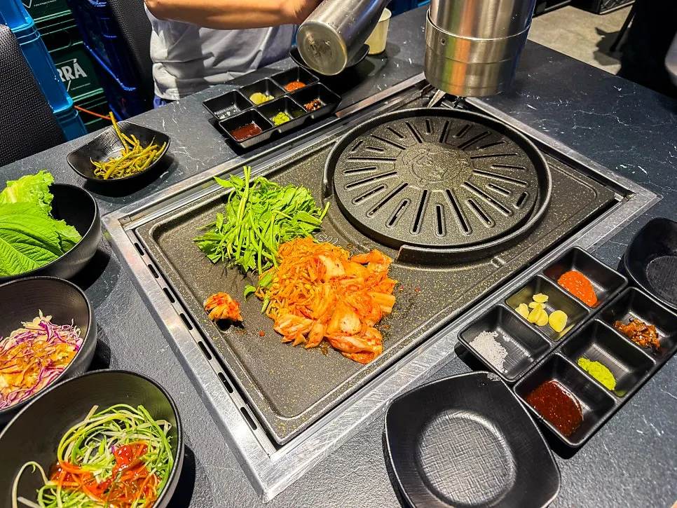 참돼짓간 부천신중동점 매장 입구