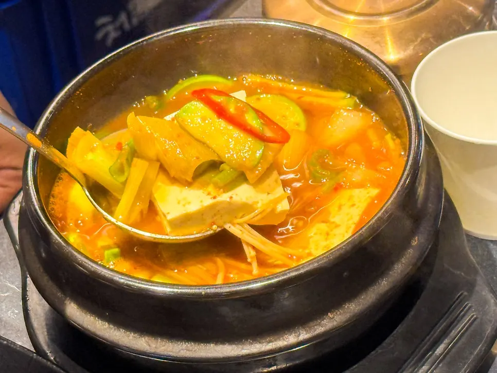 참돼짓간 부천신중동점 내부 테이블