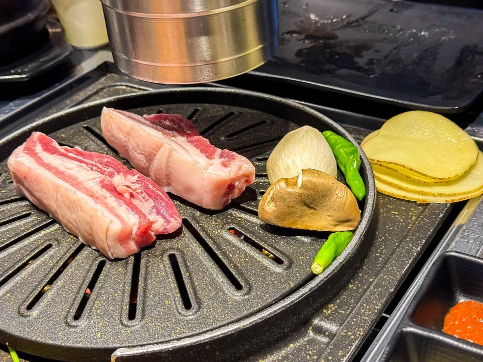참돼짓간 좌석과 불판이 놓인 매장 전경