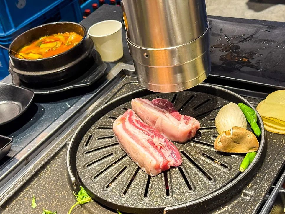 고기와 곁들여 먹는 파절이와 마늘쫑