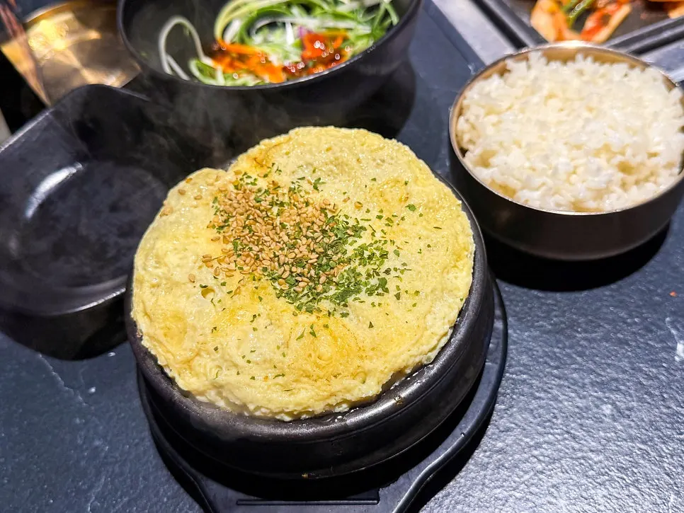 마늘과 고추 등 야채반찬 구성