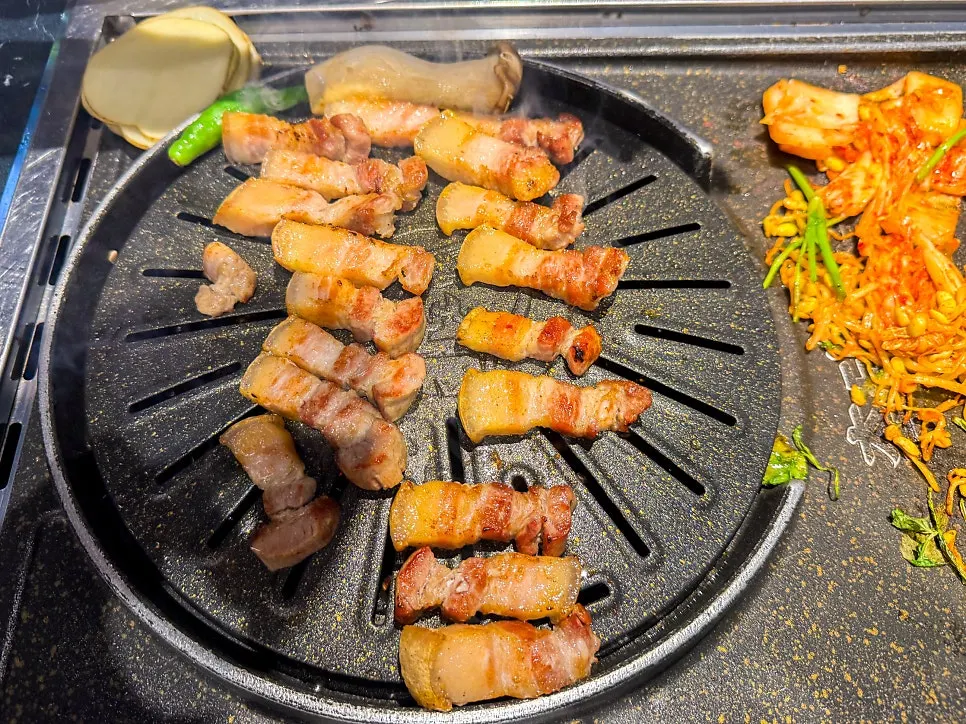 참숯 불판 위에 올린 삼겹살