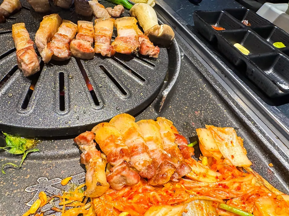 숯불에 익어가는 삼겹살과 오겹살