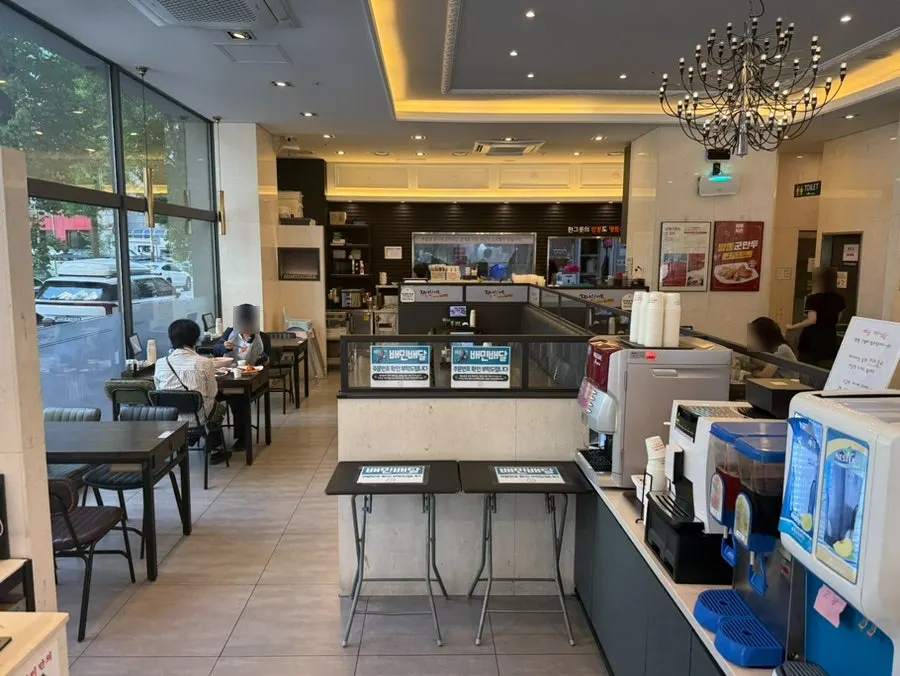 Interior of Jjambbong Jijon Bucheon Jung-dong Branch dining hall