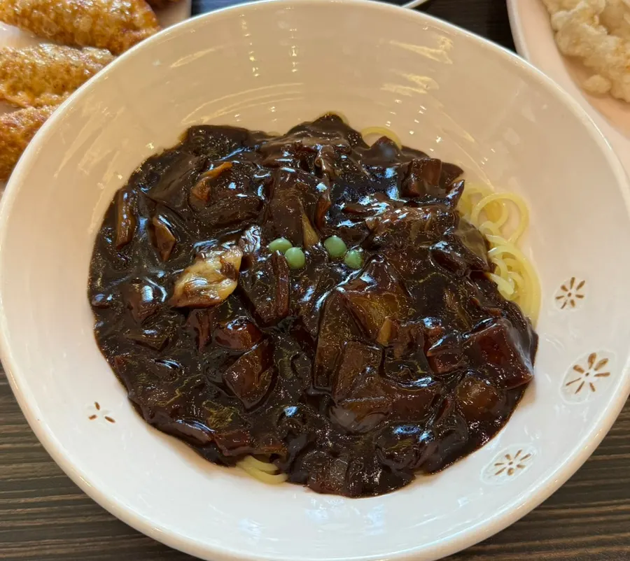 A bowl of jijon jjajang