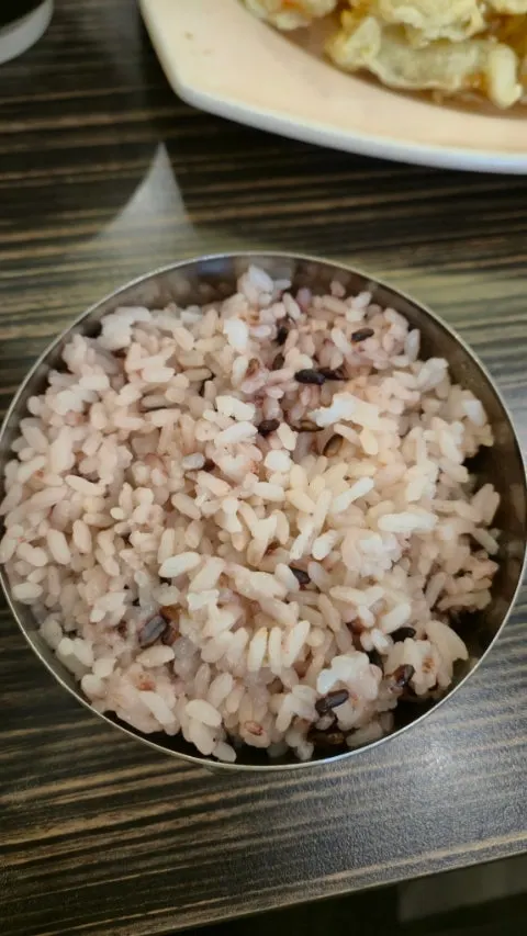 순두부짬뽕밥과 함께 나온 흑미밥