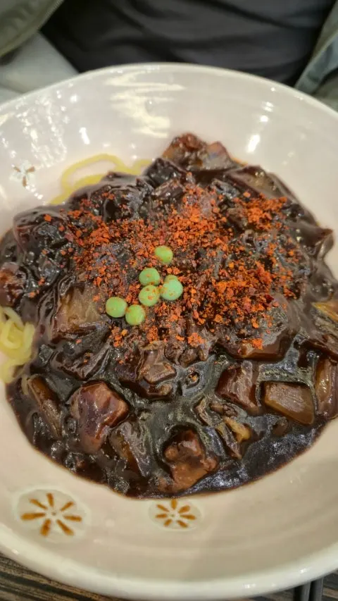 짜장 소스를 비빈 지존 짜장면