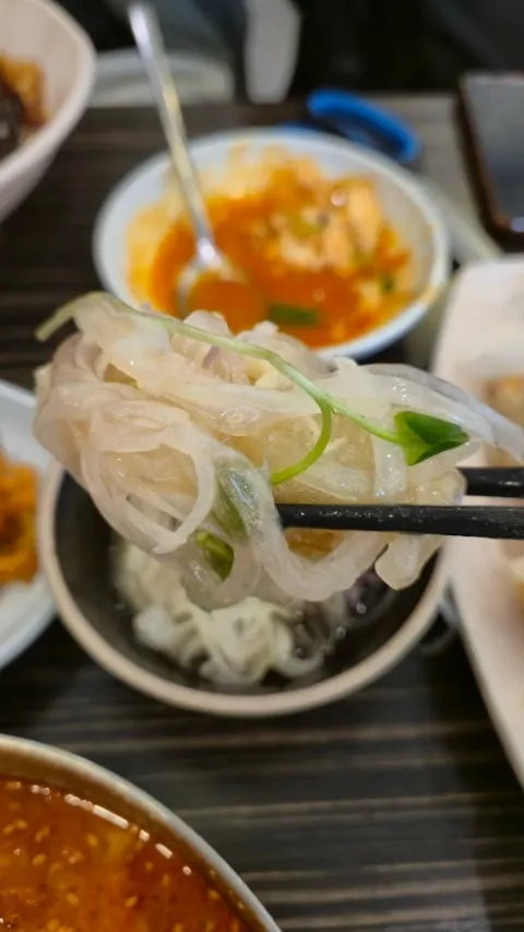 탕수육 소스에 찍은 고기 한 점