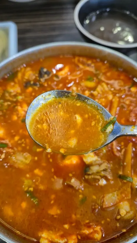 탕수육과 순두부짬뽕밥을 함께 차린 테이블