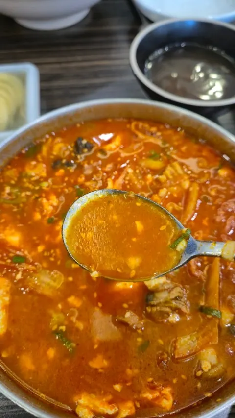 숟가락으로 떠올린 순두부짬뽕 국물