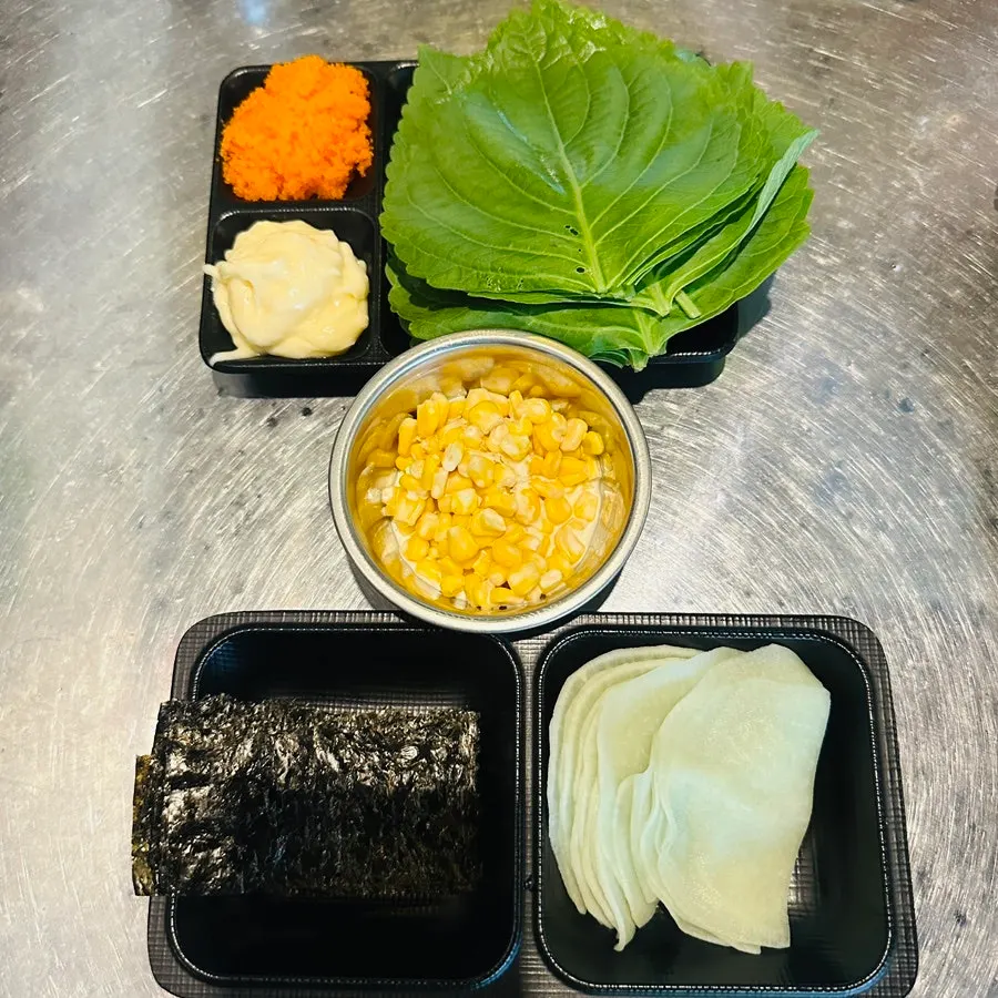 주문 직후 차려진 기본 반찬 상차림