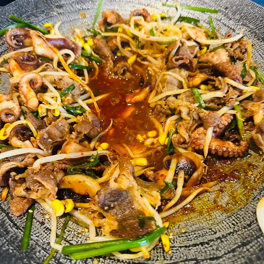 날치알과 마요네즈를 올린 쭈꾸미 쌈