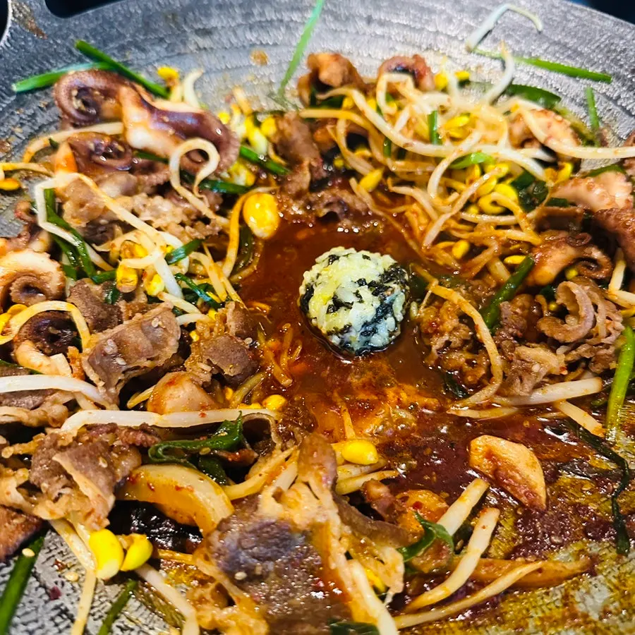 비벼서 동글게 만든 마요갈릭주먹밥
