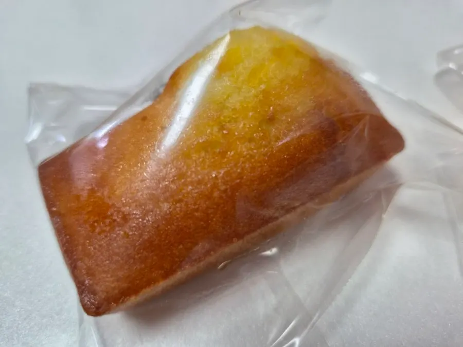 반으로 자른 담백한 휘낭시에
