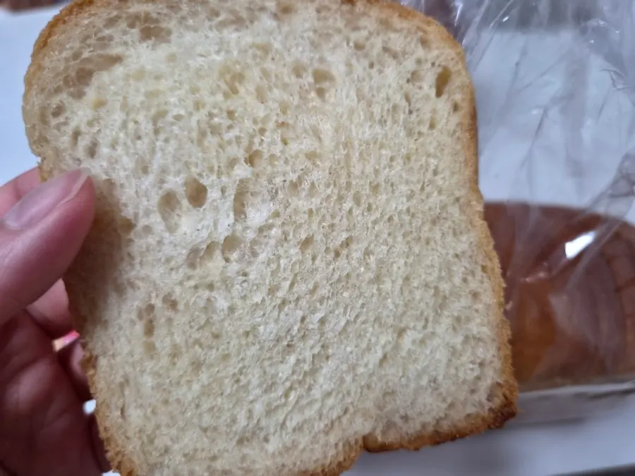 맛본 뒤 남은 식빵과 휘낭시에