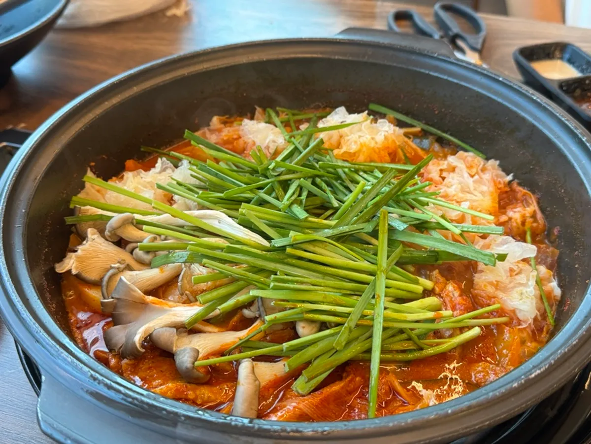 부천 소사구 큰사위오리집 외관과 앞 주차장