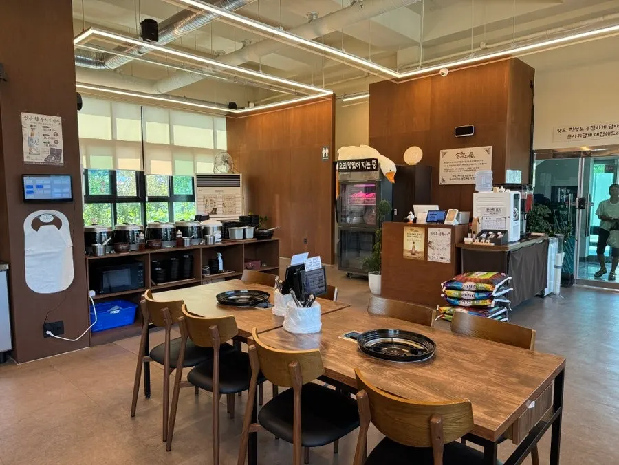 큰사위오리집 매장 안내와 테이블