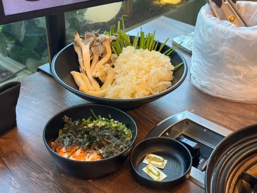 소스와 김치가 준비된 셀프바