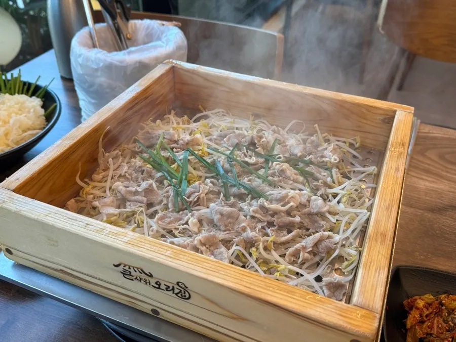 담백한 오리 편백찜 한 판
