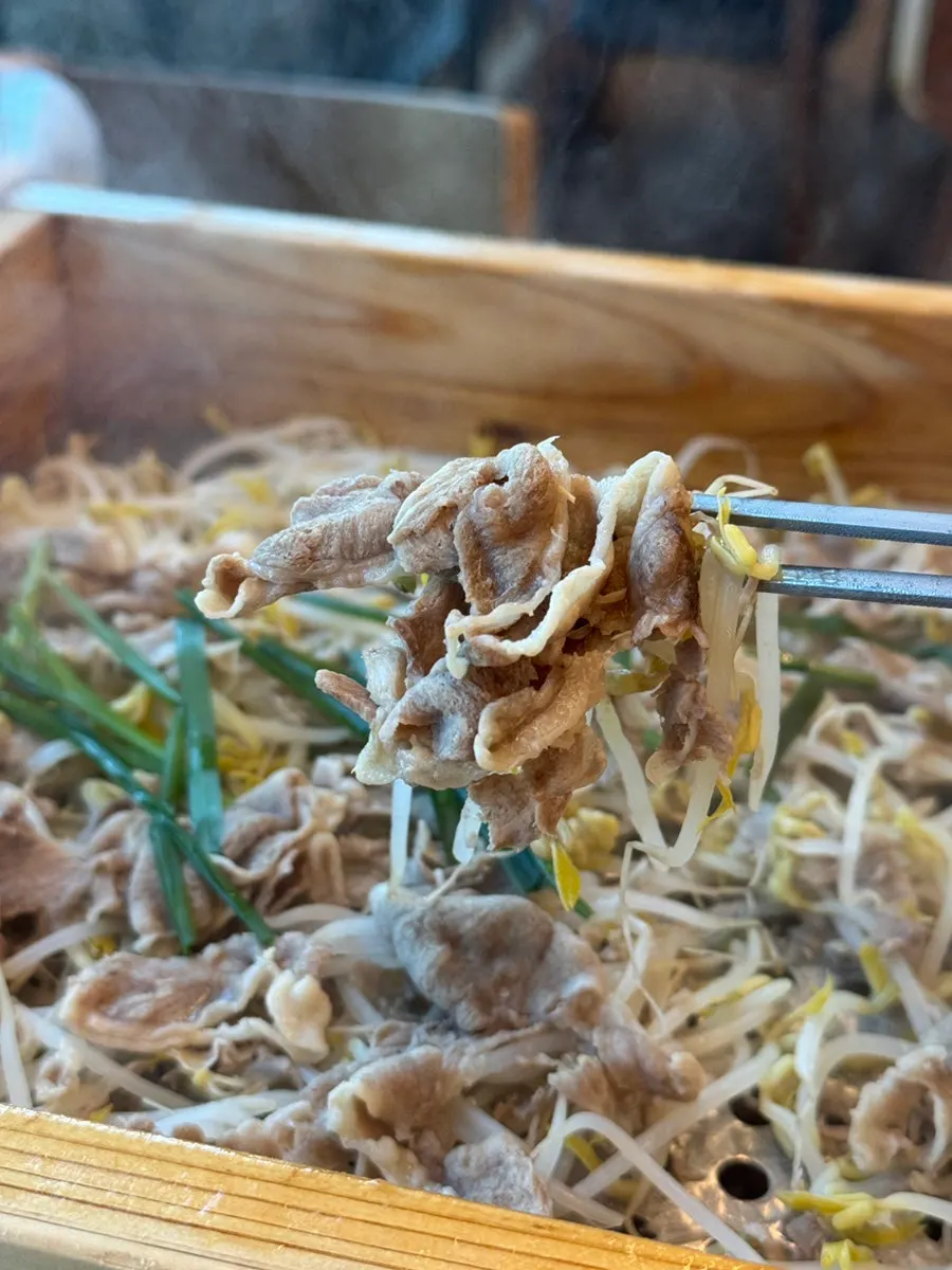 편백찜 아래에서 끓는 오리도리탕