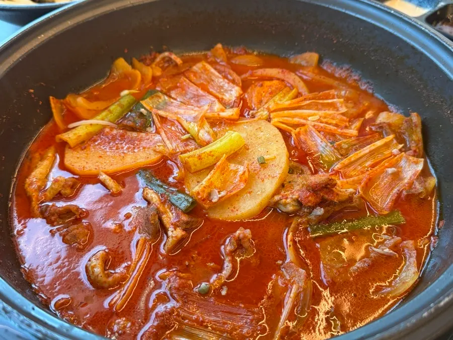 끓고 있는 오리도리탕 냄비