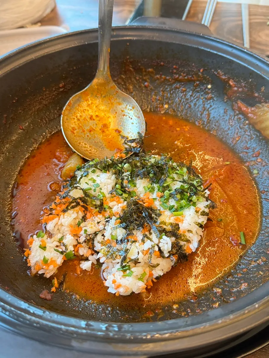 야채사리로 가득 채운 냄비