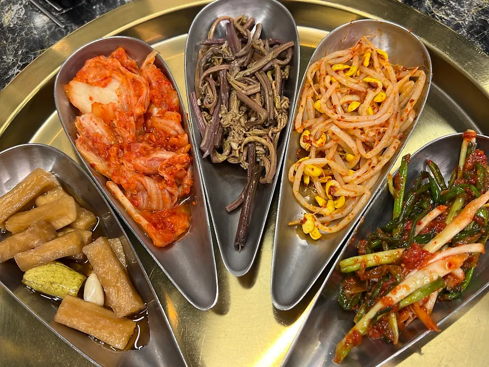 쌈장과 참기름소금 등 고기 소스 접시
