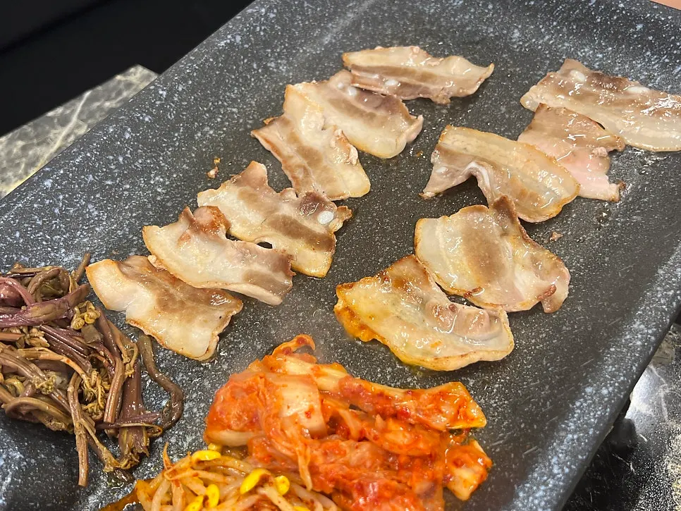 노릇하게 구워지는 냉동 삼겹살