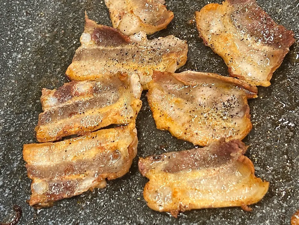 다 익은 냉동 삼겹살이 올려진 불판