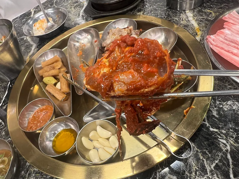 반찬으로 나온 양념게장 접시