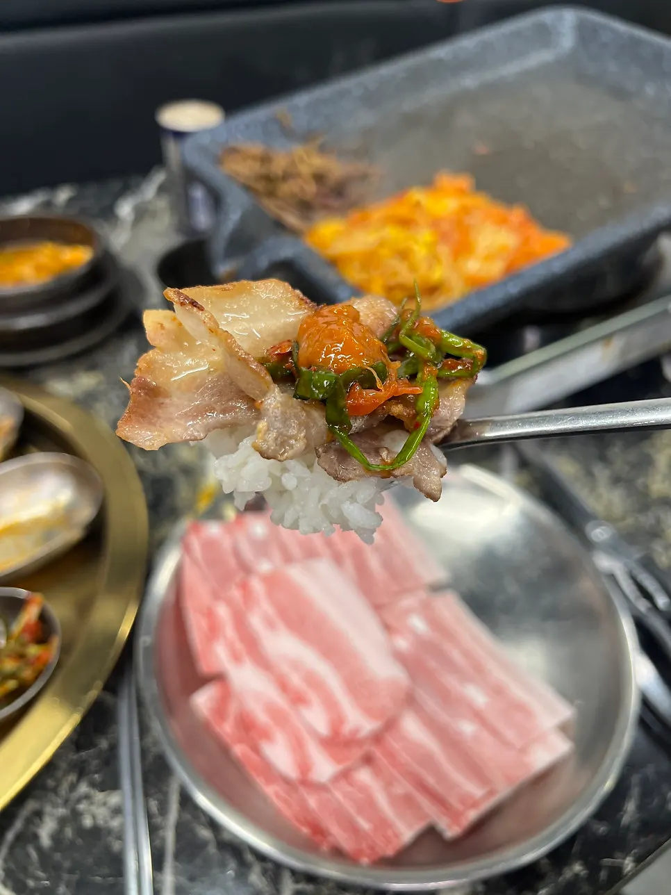 고기와 파채, 쌈장을 올린 밥 한 술