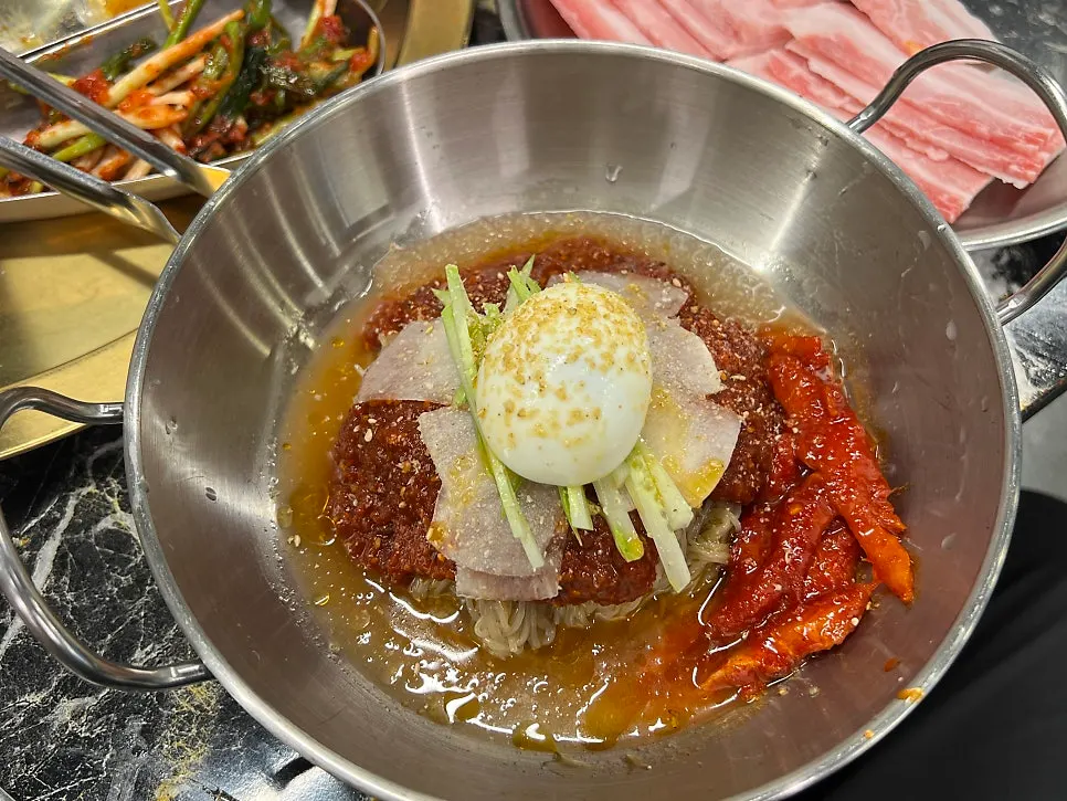 무채와 파채, 반숙 계란이 올라간 냉면