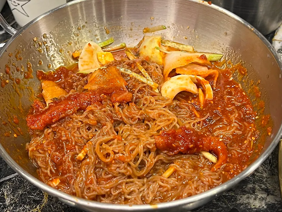 양념을 비벼 면발에 배어든 냉면