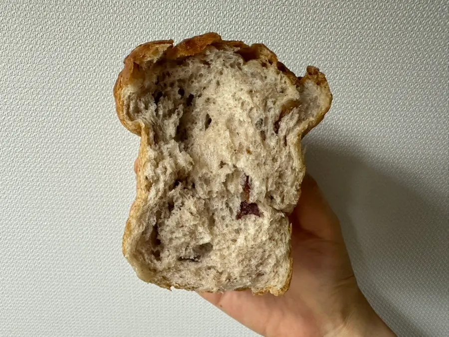 もちもちのライ麦チャルボリ食パンの一切れ