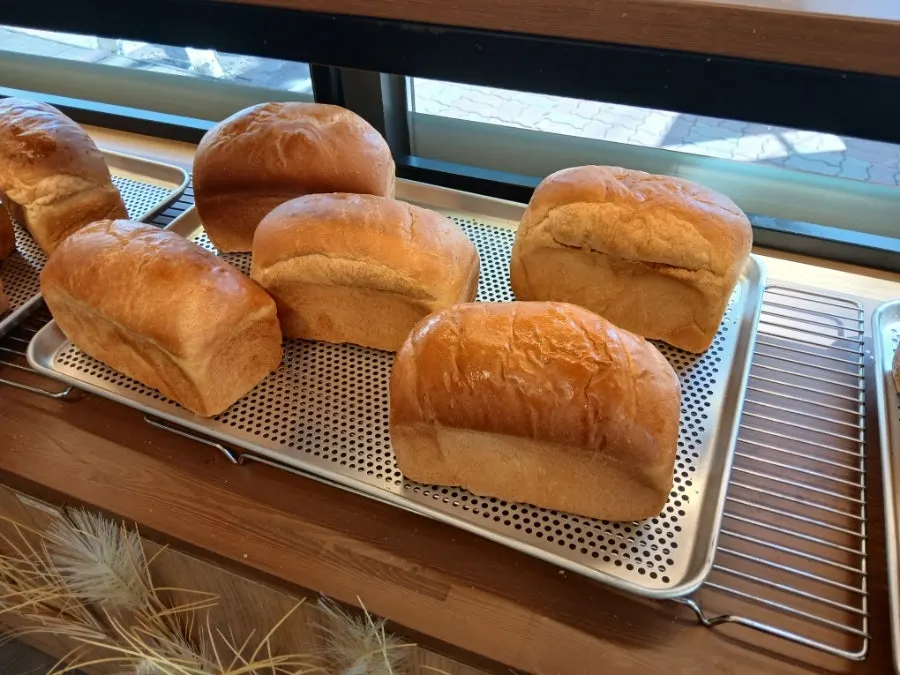 한켠에서 식히는 중인 갓 구운 식빵