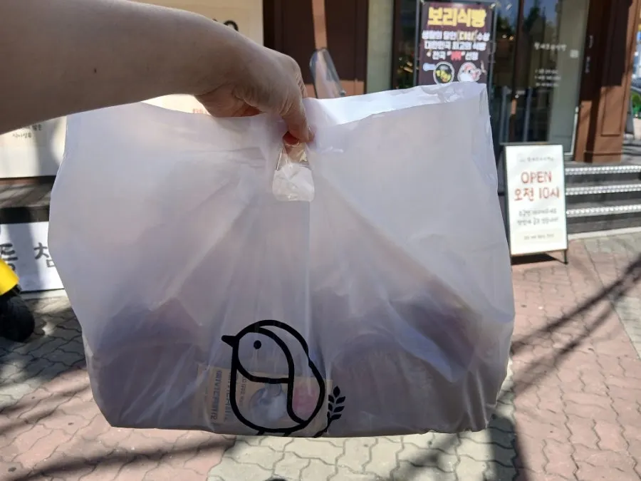 집으로 가져온 식빵 봉지들