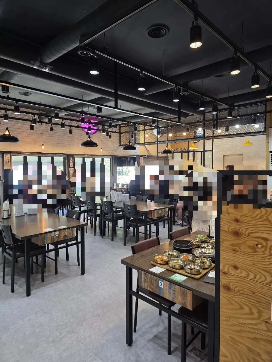 Tangga menuju pintu masuk kedai di tingkat 2