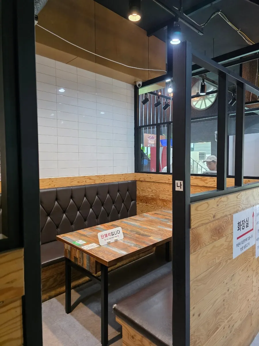 Tempat duduk meja di dewan terbuka