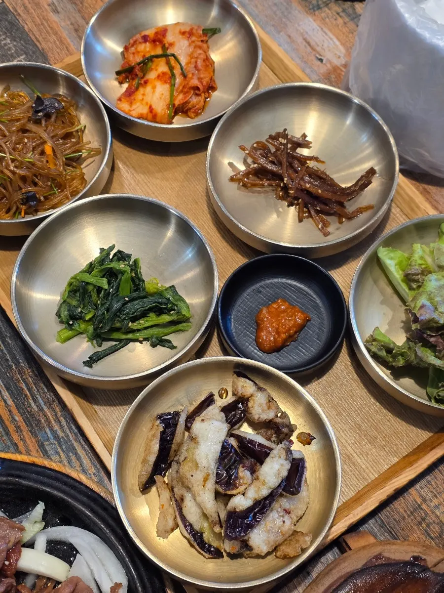 Lauk asas termasuk japchae dan terung goreng