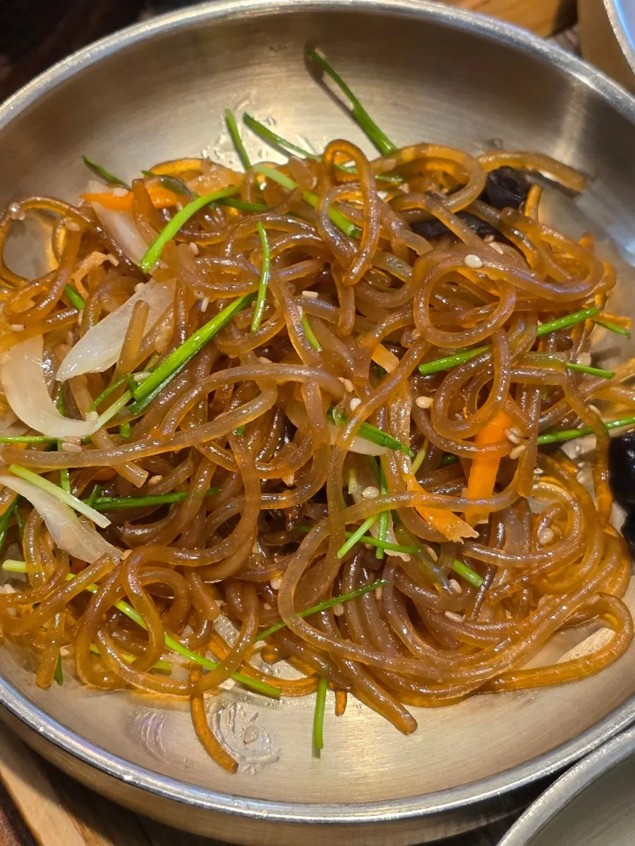 Mangkuk dongchimi diletakkan bersama lauk lain